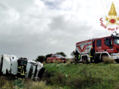 Uta, autoarticolato si ribalta nella cunetta: autista in codice rosso