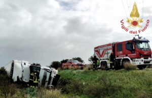 Uta, autoarticolato si ribalta nella cunetta: autista in codice rosso