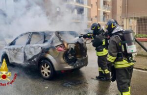 Paura a Sassari, auto a fuoco durante la marcia: conducente illeso