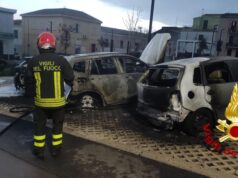 Sorso, auto in fiamme all’alba: l’incendio coinvolge diverse vetture