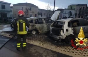 Sorso, auto in fiamme all’alba: l’incendio coinvolge diverse vetture