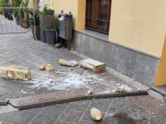 Paura ad Oristano, balaustra crolla da un palazzo in piazza Eleonora d’Arborea