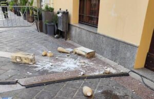 Paura ad Oristano, balaustra crolla da un palazzo in piazza Eleonora d’Arborea