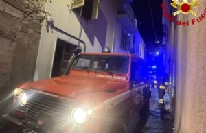 Paura a Bono, incendio in un appartamento: tre persone soccorse