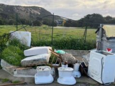 Degrado a Baja Sardinia, rifiuti ingombranti abbandonati sul ciglio della strada