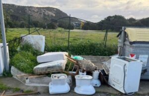 Degrado a Baja Sardinia, rifiuti ingombranti abbandonati sul ciglio della strada