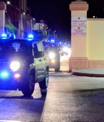 Cagliari, sorpreso a rovistare in un’auto: arrestato un 46enne