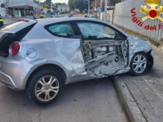 Sassari, auto contro piloni pubblicitari in via Gramsci