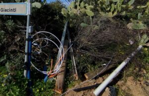 Quartu, pali telefonici abbattuti dal maltempo: “Siamo isolati da oltre 10 giorni”