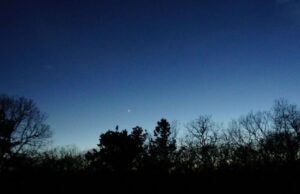 Oggetto non identificato nel cielo di Selargius: “Apparse luci rosse e verdi”