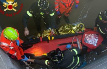 Sassari, operaio cade in una cisterna di 5 metri: il salvataggio | Video