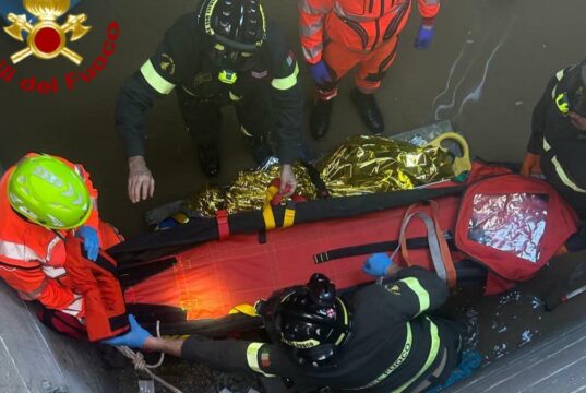 Sassari, operaio cade in una cisterna di 5 metri: il salvataggio | Video