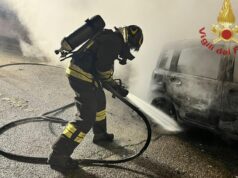 Paura nella notte a Pirri, automobile incendiata in via Orifiamma