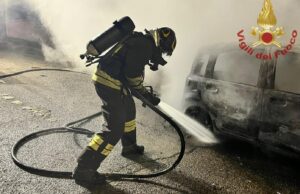 Paura nella notte a Pirri, automobile incendiata in via Orifiamma
