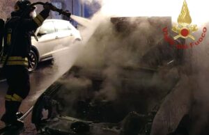 Notte di roghi tra Cagliari e Quartu, tre mezzi in fiamme