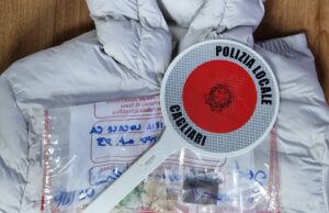 Cagliari, ruba giubbotto e fugge: 19enne denunciato, trovato anche in possesso di droga