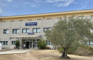 Dramma a Olbia, 46enne trovato morto in auto nel parcheggio dell’ospedale