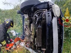 Incidente sulla 195 a Sarroch, auto si ribalta: ferito un 25enne