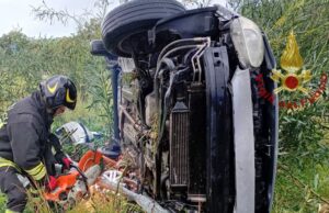 Incidente sulla 195 a Sarroch, auto si ribalta: ferito un 25enne
