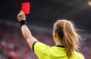 Arbitra 17enne aggredita da un dirigente: l’uomo è stato inibito dalla Figc
