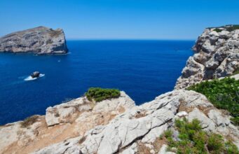 Alghero, precipita dalla scogliera di Capo Caccia: corpo della donna ritrovato in mare