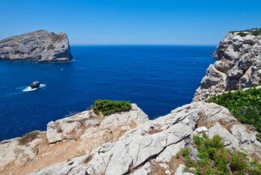Alghero, precipita dalla scogliera di Capo Caccia: corpo della donna ritrovato in mare