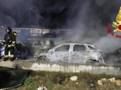 Incendio ad Alghero, fiamme in parcheggio esterno dell’aeroporto: distrutte 14 auto