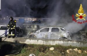 Incendio ad Alghero, fiamme in parcheggio esterno dell’aeroporto: distrutte 14 auto