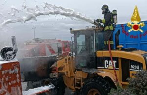 Incendio all’ecocentro di Olbia: danneggiati dei mezzi