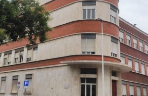 “Studenti esclusi per pochi minuti di ritardo”, polemica al liceo Eleonora d’Arborea