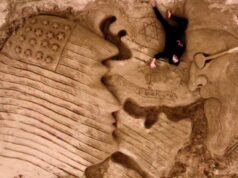 Guerra in Medio Oriente, Nicola Urru crea una scultura di sabbia a Platamona