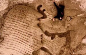 Guerra in Medio Oriente, Nicola Urru crea una scultura di sabbia a Platamona