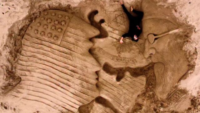 scultura-sabbia-guerra-medio-oriente