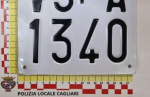 Cagliari, nell’auto una targa di prova fasulla: 48enne multato e nei guai
