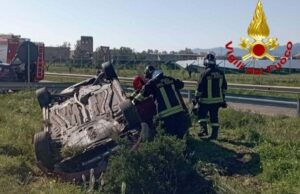 Assemini, auto ribaltata nella zona industriale: ferita una donna
