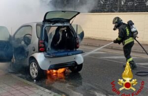 Paura a Cagliari, auto si incendia durante la marcia: illeso il conducente