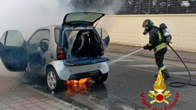 auto-incendiata-cagliari