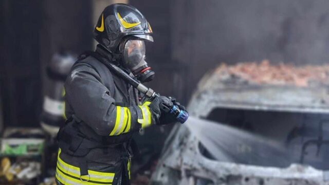 incendio-auto-vigili del fuoco