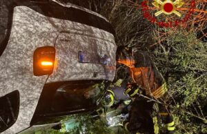 Auto fuori strada a Dorgali: due feriti