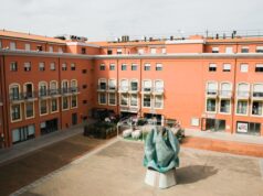 Sassari, in gravi condizioni il 23enne lanciatosi dal 4° piano dopo l’aggressione