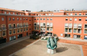 Sassari, in gravi condizioni il 23enne lanciatosi dal 4° piano dopo l’aggressione