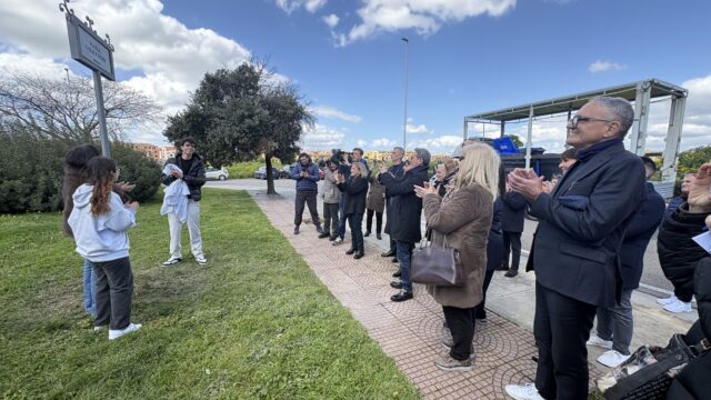 Applausi durante l'inaugurazione di piazza Dessì a Quartu