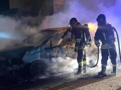 Paura a Cabras nella notte: auto a fuoco, si teme attentato incendiario