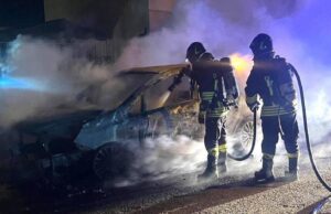 Paura a Cabras nella notte: auto a fuoco, si teme attentato incendiario