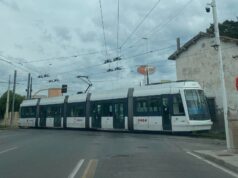 Paura a Cagliari, auto contro metro in viale Marconi: c’è un ferito
