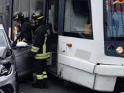 Paura a Cagliari, auto contro metro in viale Marconi: c’è un ferito
