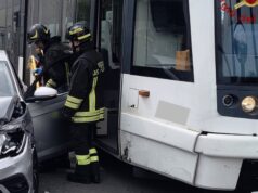 Paura a Cagliari, auto contro metro in viale Marconi: c’è un ferito