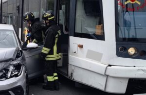 Paura a Cagliari, auto contro metro in viale Marconi: c’è un ferito