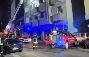 Incendio a Oristano, fiamme sul tetto di una palazzina: evacuate le famiglie