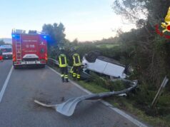 San Teodoro, auto si ribalta sulla 125: due feriti